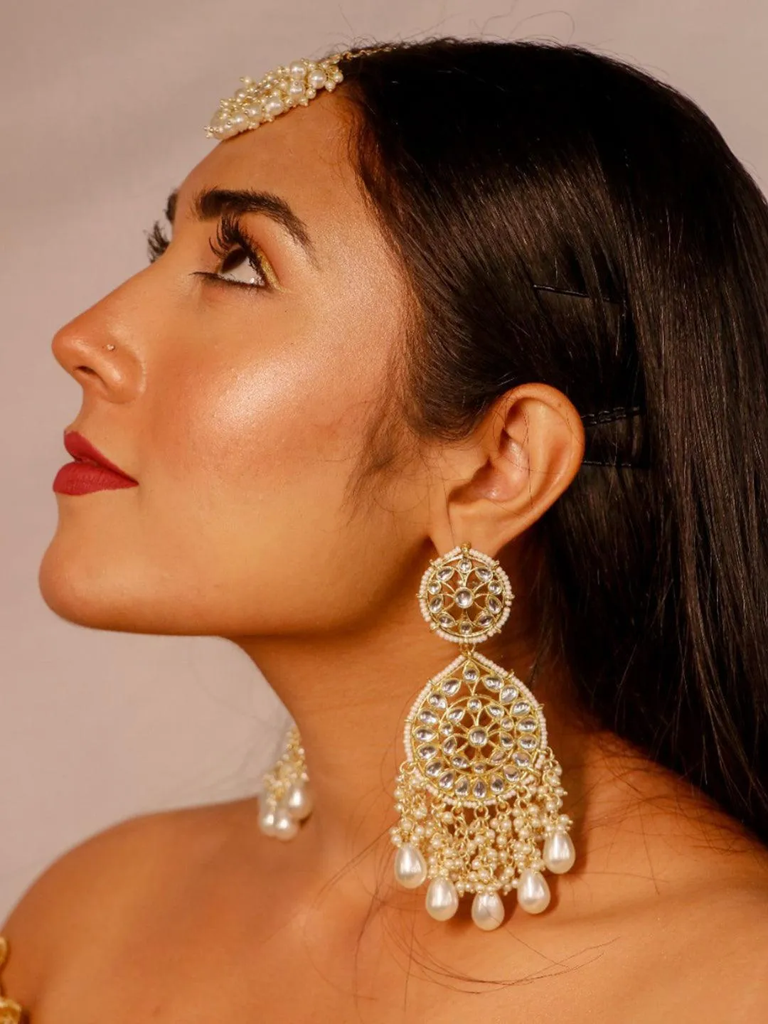 Sreenithi In Kundan Chandbali And Pearls Earrings